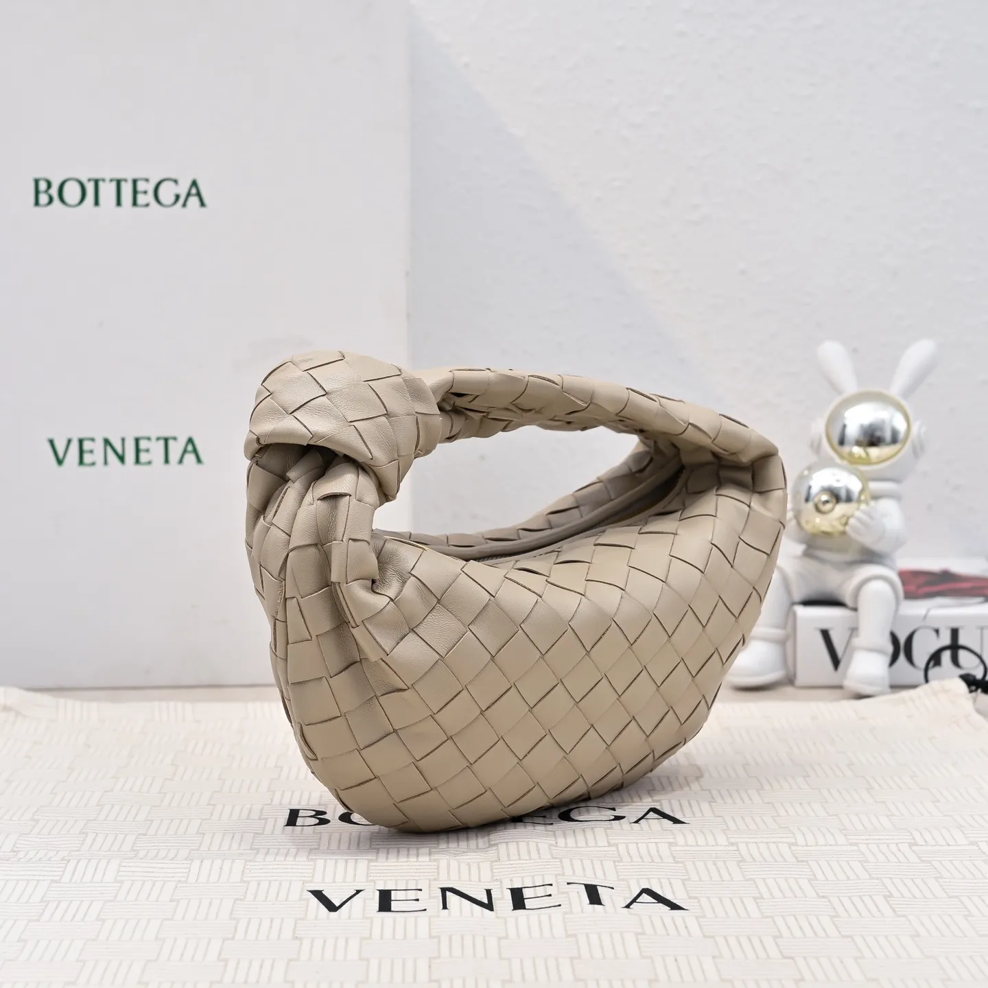 Batch 1120 BV Bottega Veneta's new early spring women's MINI JODIE handbag BV bag 🔥The new method is based on the original rounded corners, knotted with classic woven leather round hobo bag, The most iconic triangular pull-out design, using sheepskin draped soft shape, is super suitable for concave shapes~ Jodie feels really gentle to people, and is definitely the best item for daily matching. It has the same weave, new elements and twists, is compact and versatile, and is the new favorite of street style Internet celebrities! Size: 23x28x8 Model: 6699-1